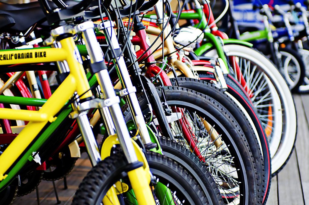 たくさんの自転車の駐車イメージ